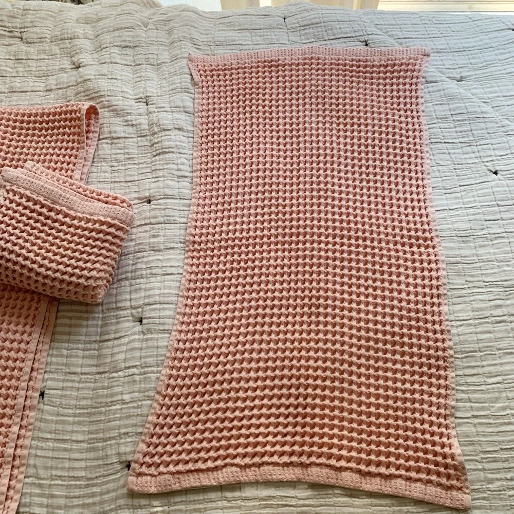 Lot 4 Casaluna Waffle 2 Bath Towels and 2 Hand Towels